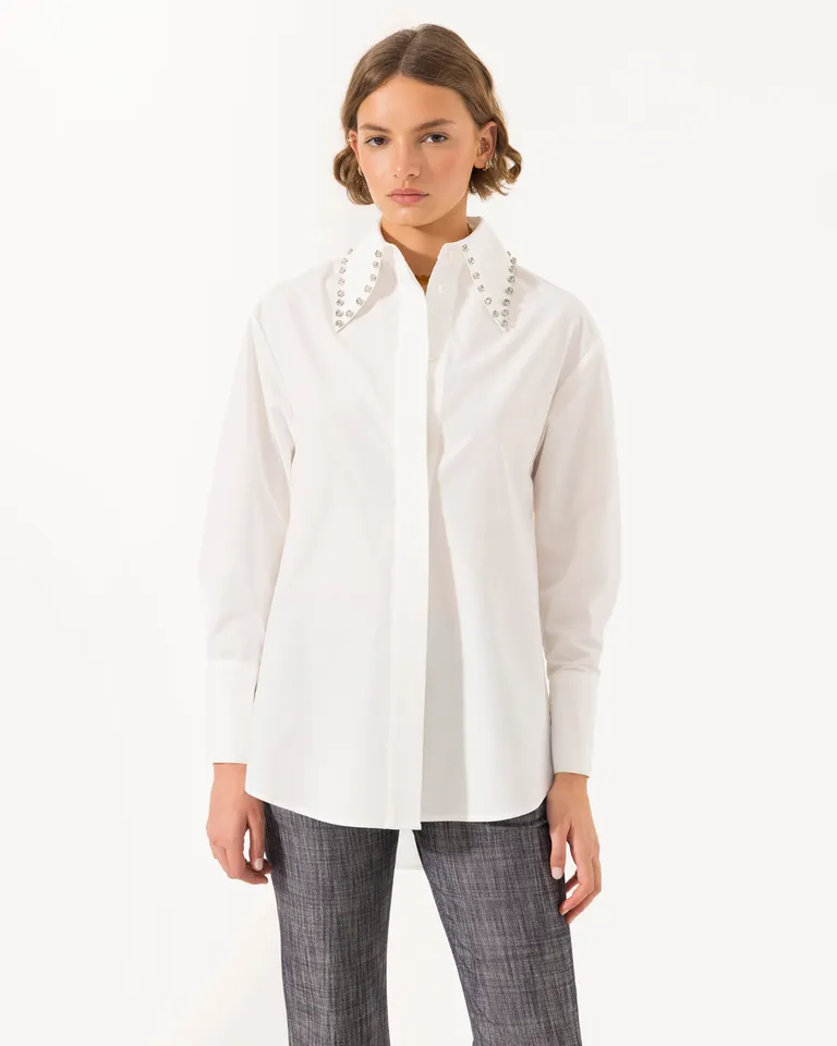 Camisa de poplin blanca con detalles bordados, prenda versátil y de estilo clásico de Jazmin Chebar en Camisas para argentina