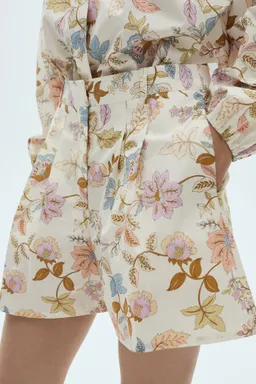 Shorts pinzas estampado floral de Mango en Shorts para argentina