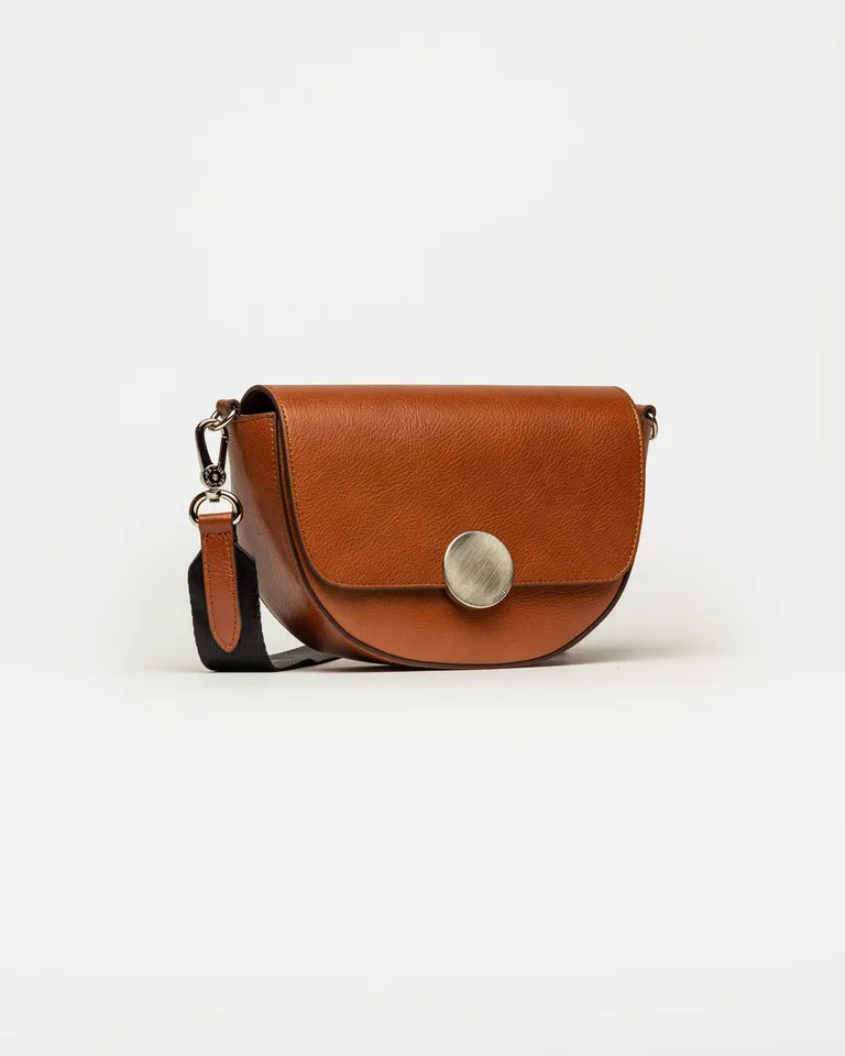 Bandolera circular con solapa y herraje metálico frontal de Prüne en Bolsos y Carteras para argentina