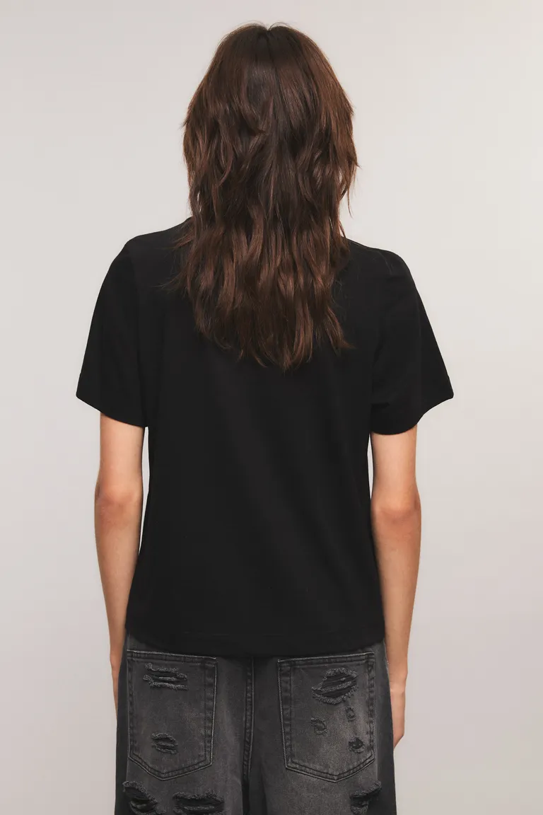 Remera de mujer manga corta con cuello redondo e inscripción frontal bordada de Kosiuko en Remeras para argentina