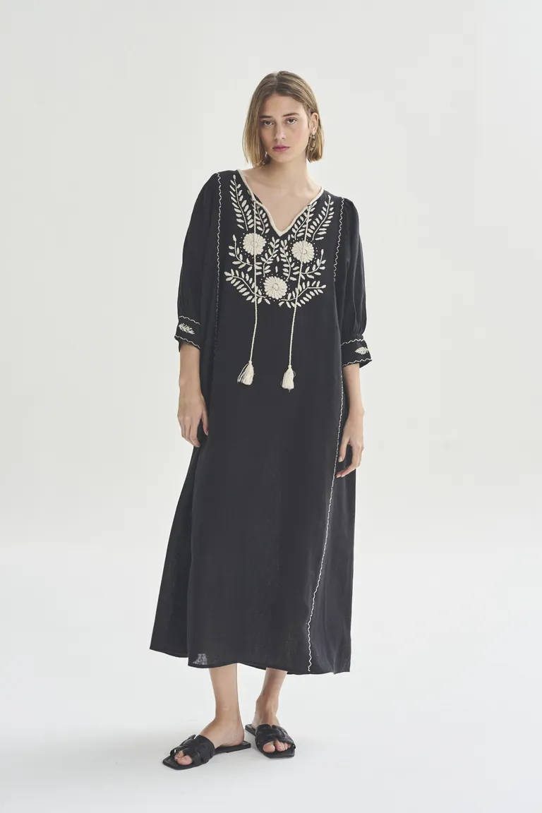 Vestido largo negro con bordados y mangas farol de Akiabara en Vestidos para argentina