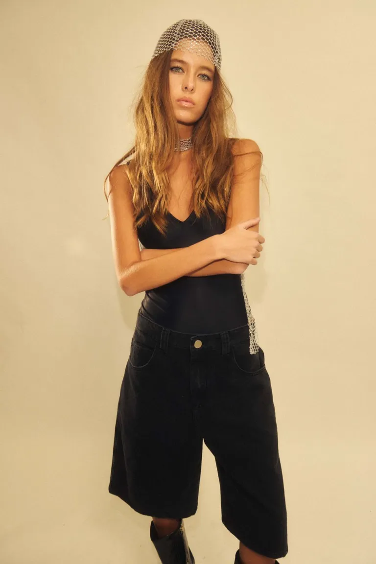 Bermuda de denim negro - Pantalón de corte relajado y cómodo para el día a día de Allo Martinez en Pantalones para argentina