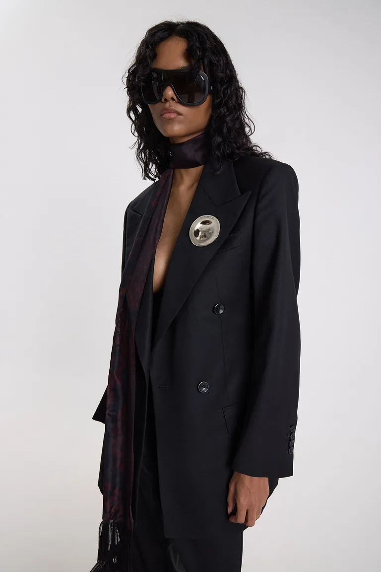 Saco sastrero entallado con solapas amplias y detalle de prendedor metálico frontal de Maria Cher en Blazers para argentina