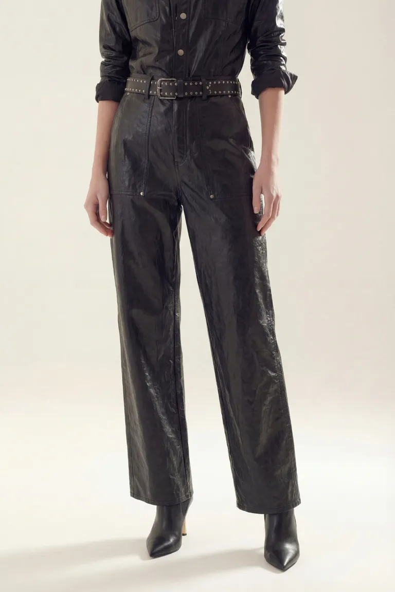 Pantalón de corte recto y tiro alto con bolsillos laterales y cinturón incorporado con detalles de tachas de Akiabara en Pantalones para argentina