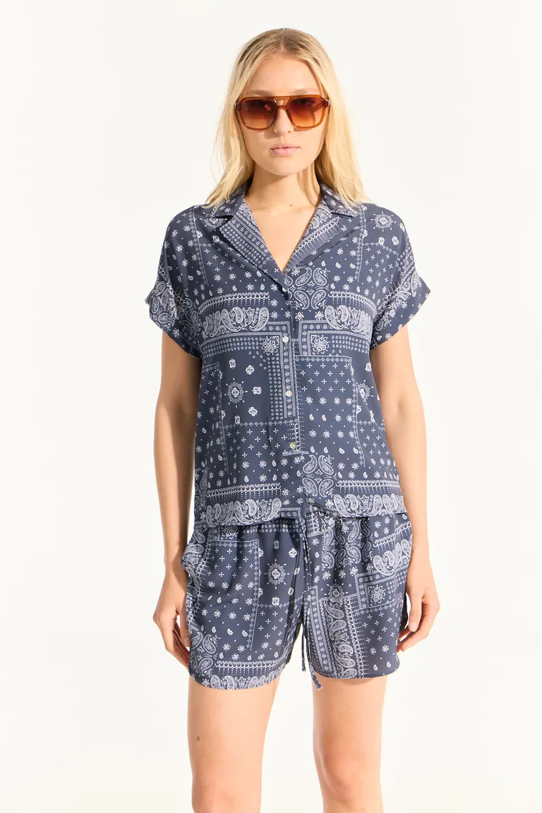 Camisa de manga corta con estampado bandana exclusivo para mujer de Portsaid en Camisas para argentina