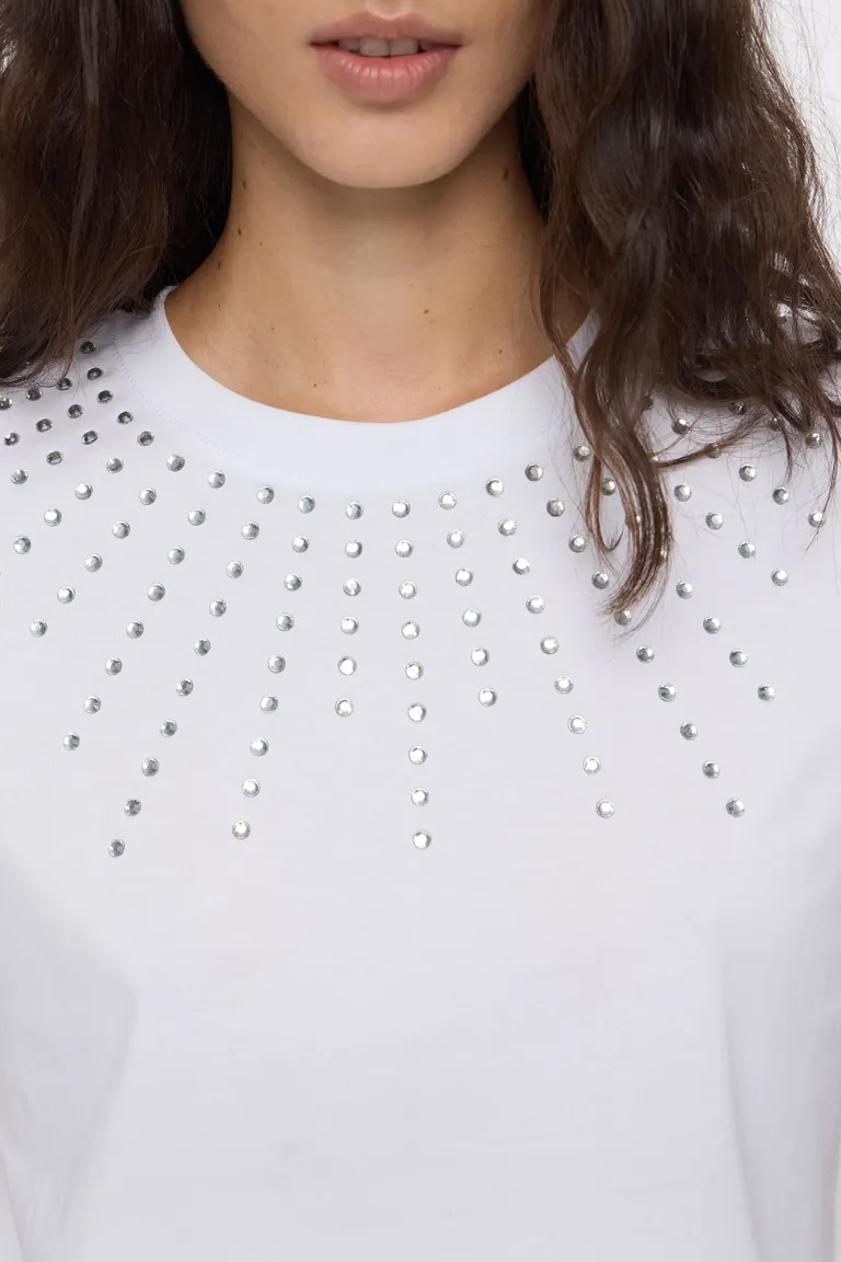 Remera de corte holgado con cuello redondo y detalle de apliques brillantes frontales de Cuesta Blanca en Remeras para argentina
