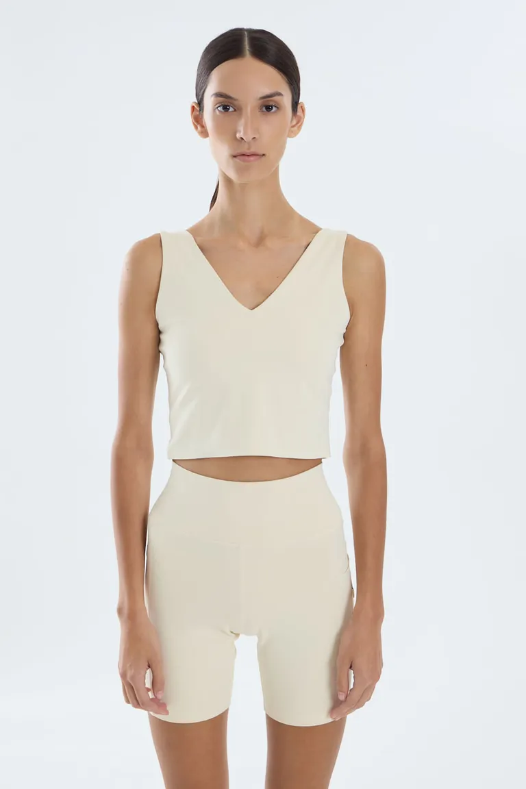 Top deportivo corto con escote en V y diseño ergonómico de alta elasticidad para entrenamiento o uso casual de Portsaid en Tops para argentina