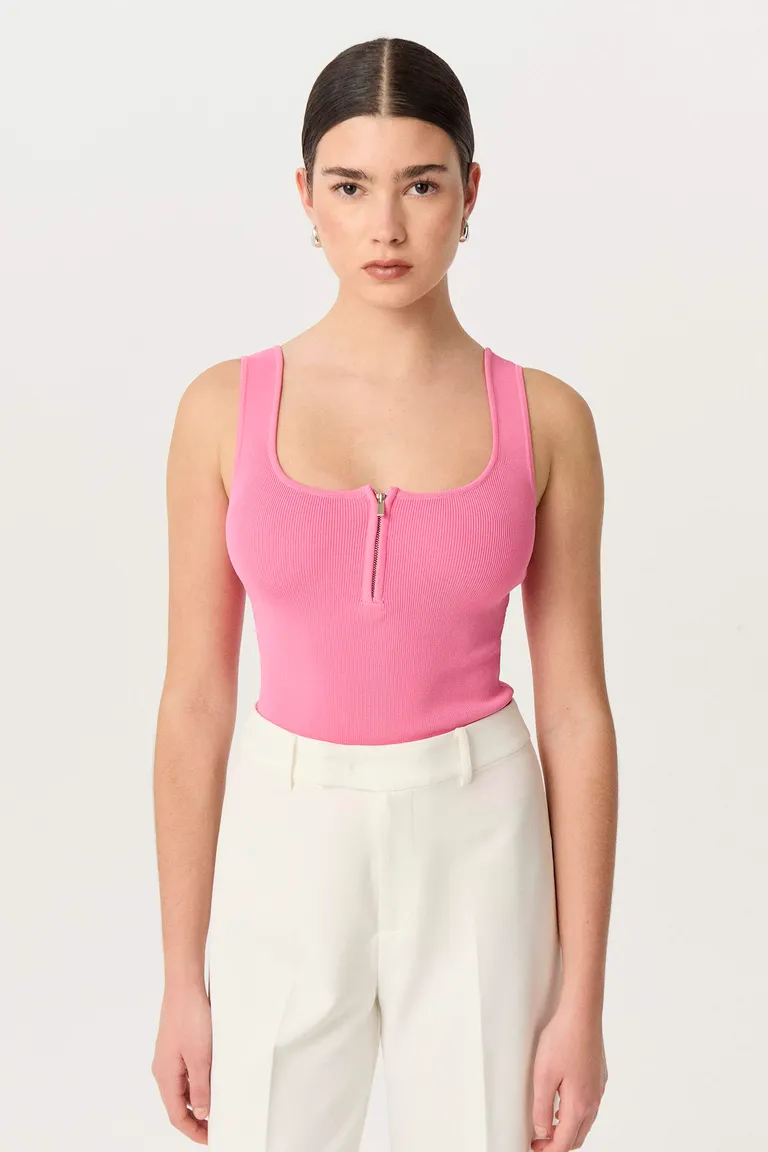 Musculosa tejida de corte moderno y escote estructurado de Markova en Tops para argentina