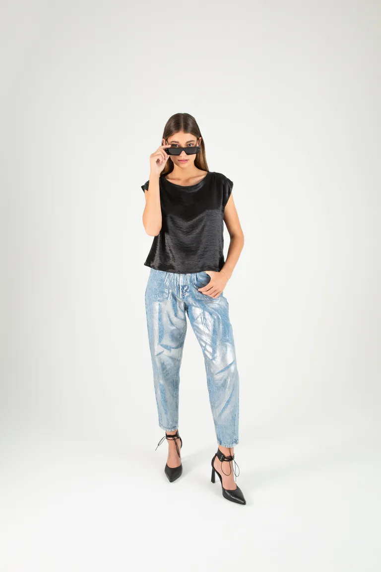 Blusa de mangas cortas con tablas en los hombros, confeccionada en satén de Naíma en Blusas para argentina