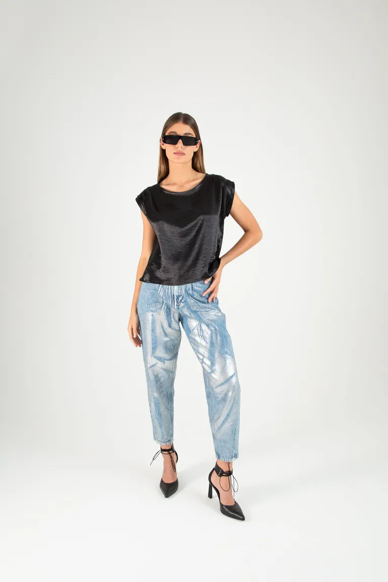 Blusa de mangas cortas con tablas en los hombros, confeccionada en satén de Naíma en Blusas para argentina