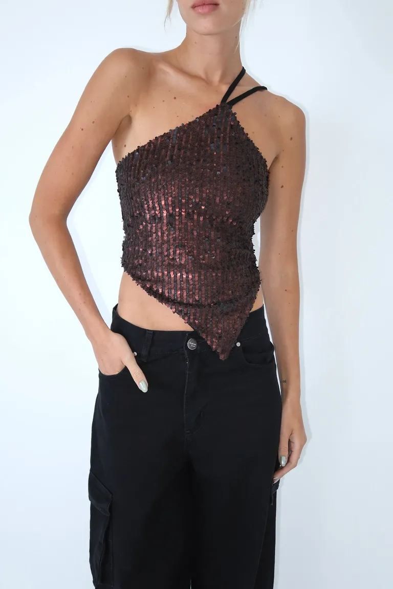 Top confeccionado en lentejuelas con breteles regulables y diseño en punta de Naíma en Tops para argentina