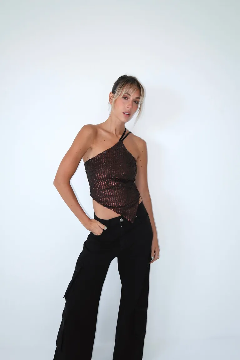 Top confeccionado en lentejuelas con breteles regulables y diseño en punta de Naíma en Tops para argentina