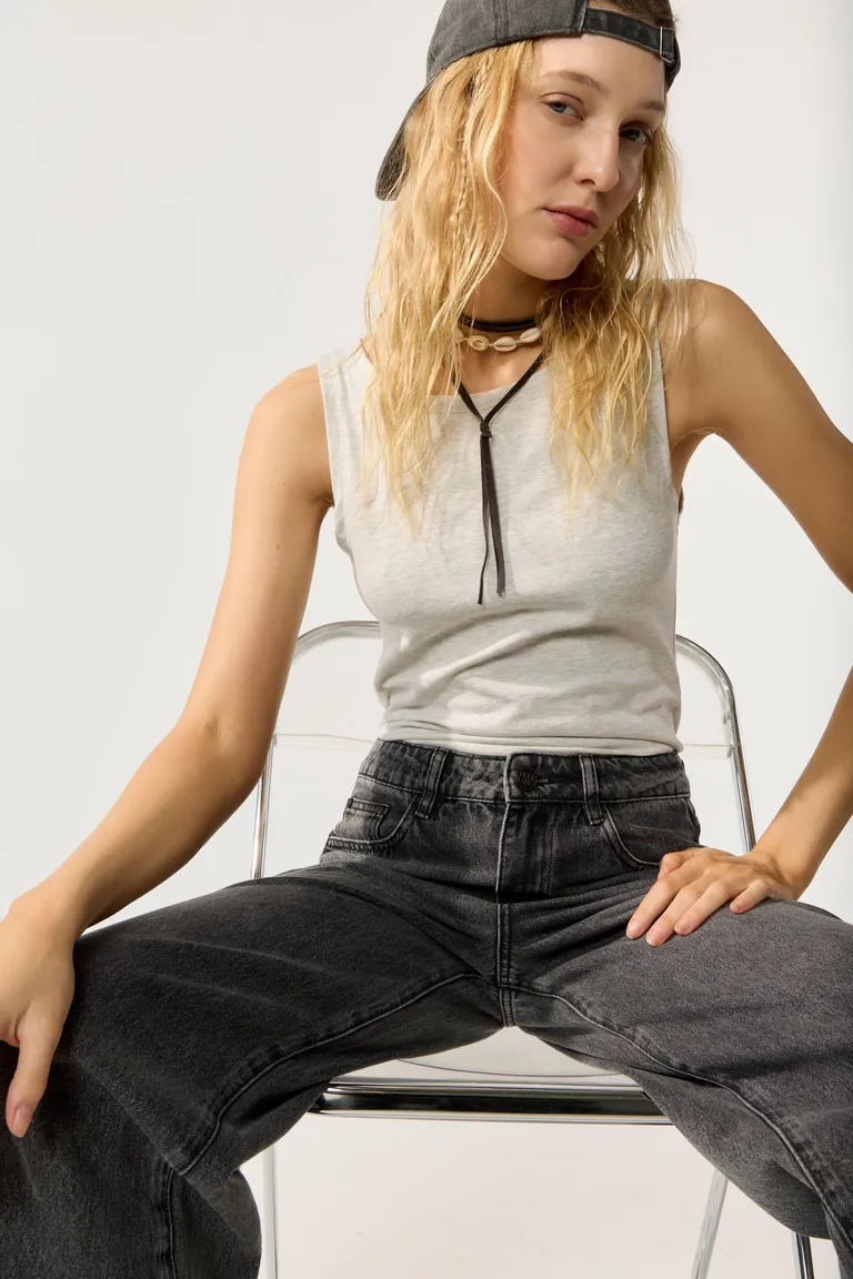 Elegante camiseta sin mangas en diseño minimalista para outfits cómodos y estilosos de Cuesta Blanca en Tops para argentina