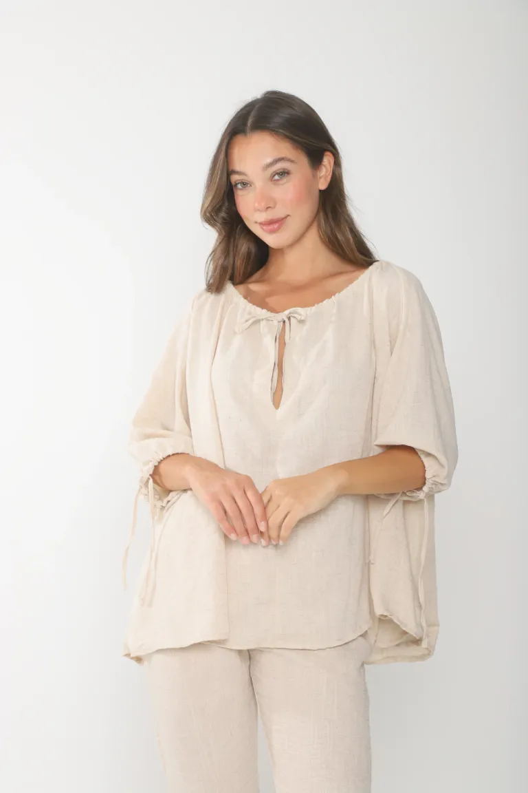 Blusa Beige Holgada con Cordón en Cuello y Mangas de Belle en Blusas para argentina