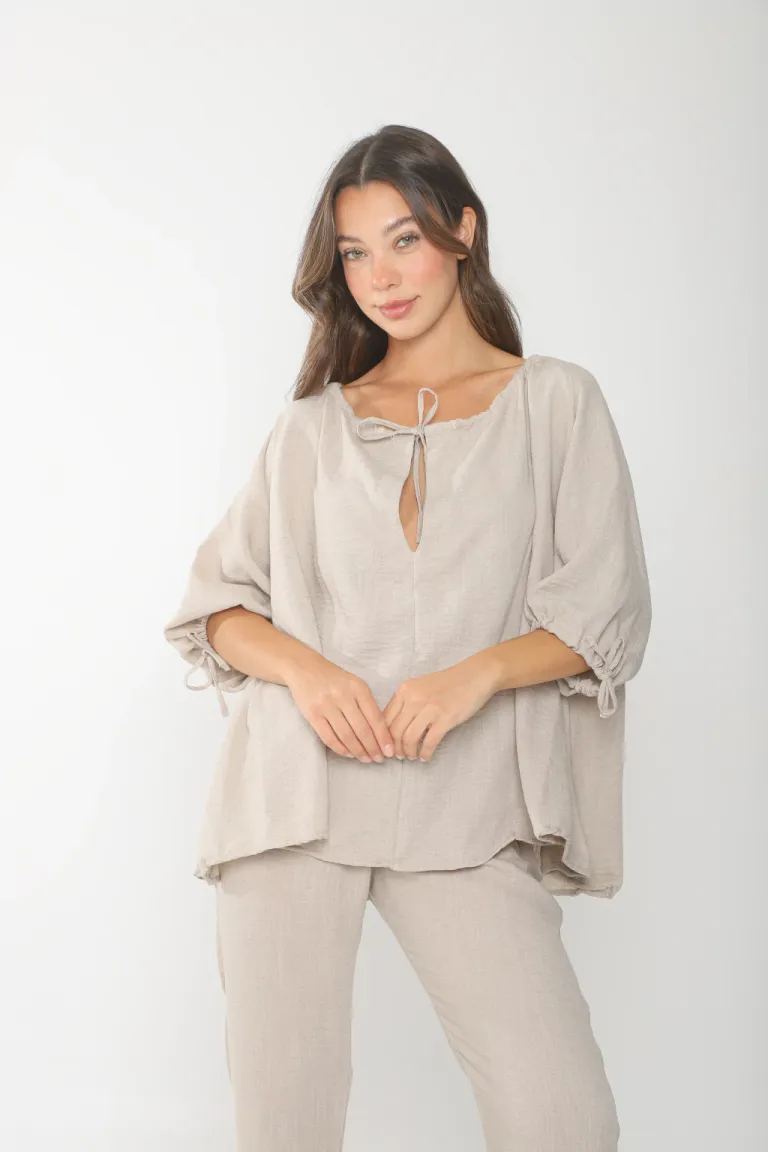 Blusa Beige Holgada con Cordón en Cuello y Mangas de Belle en Blusas para argentina