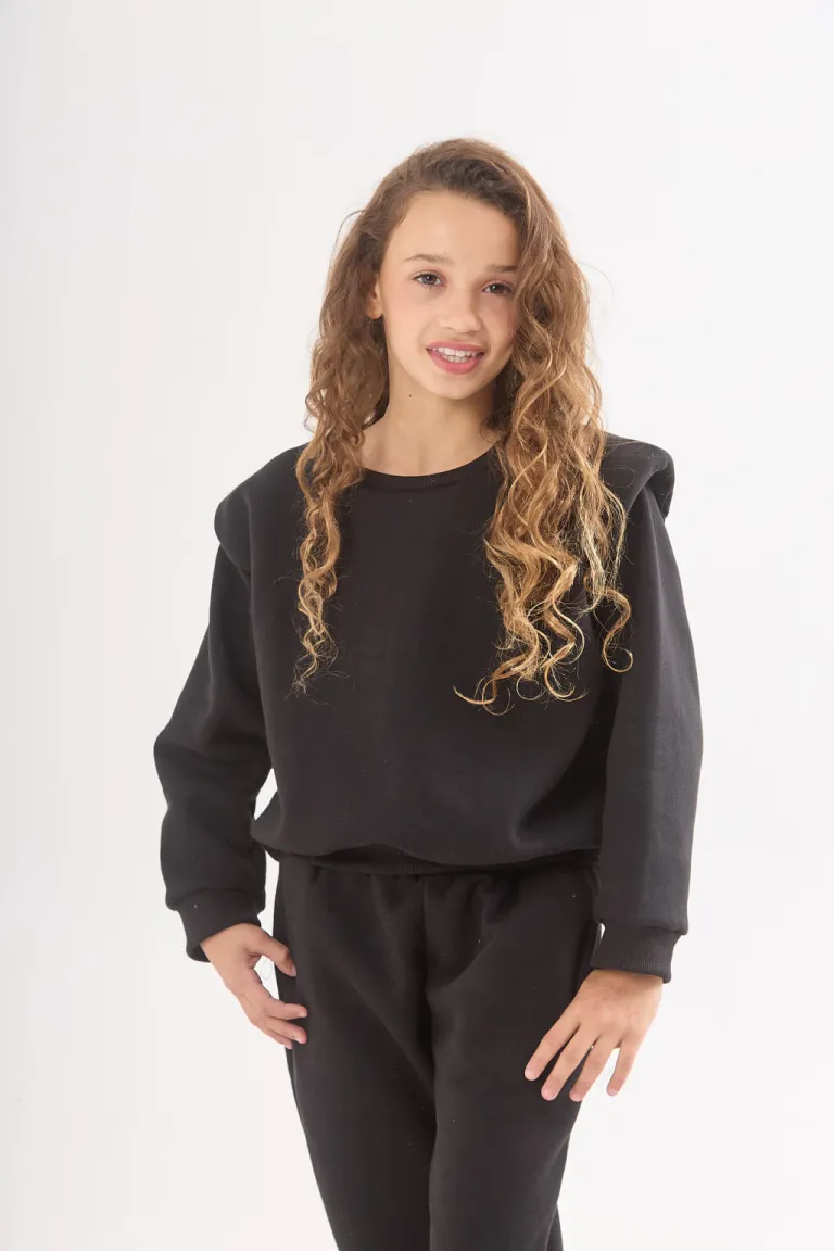 Buzo negro corto con hombreras chicas, ideal para un look casual y moderno de Belle en Buzos y Sweaters para argentina