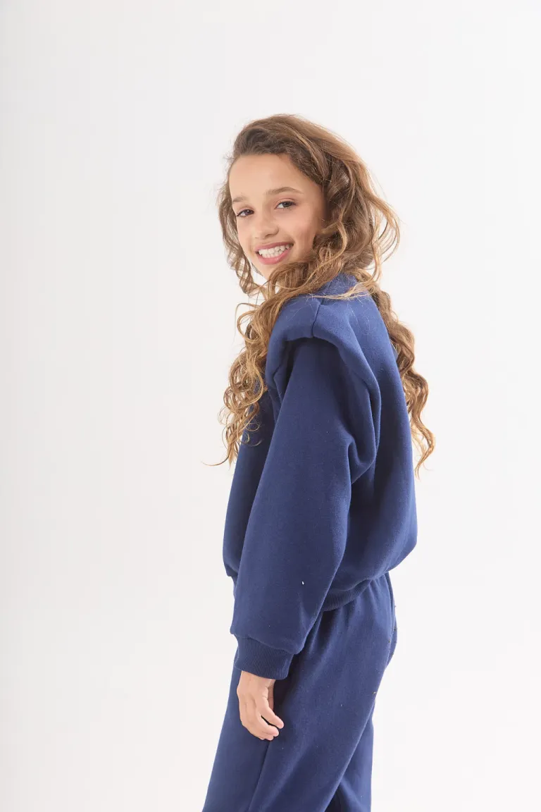 Buzo negro corto con hombreras chicas, ideal para un look casual y moderno de Belle en Buzos y Sweaters para argentina