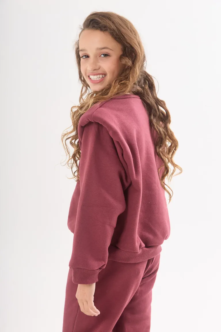 Buzo negro corto con hombreras chicas, ideal para un look casual y moderno de Belle en Buzos y Sweaters para argentina