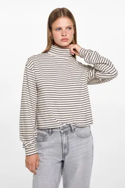 Remera rayas cuello alto de Mango Teen en Buzos y Sweaters para argentina