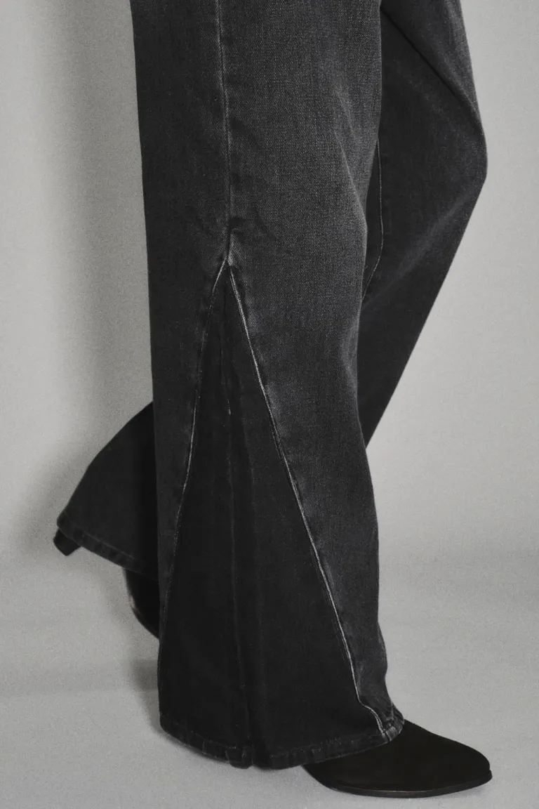 Pantalón de tiro medio corte recto con recortes laterales y bolsillos traseros de Rapsodia en Pantalones para argentina