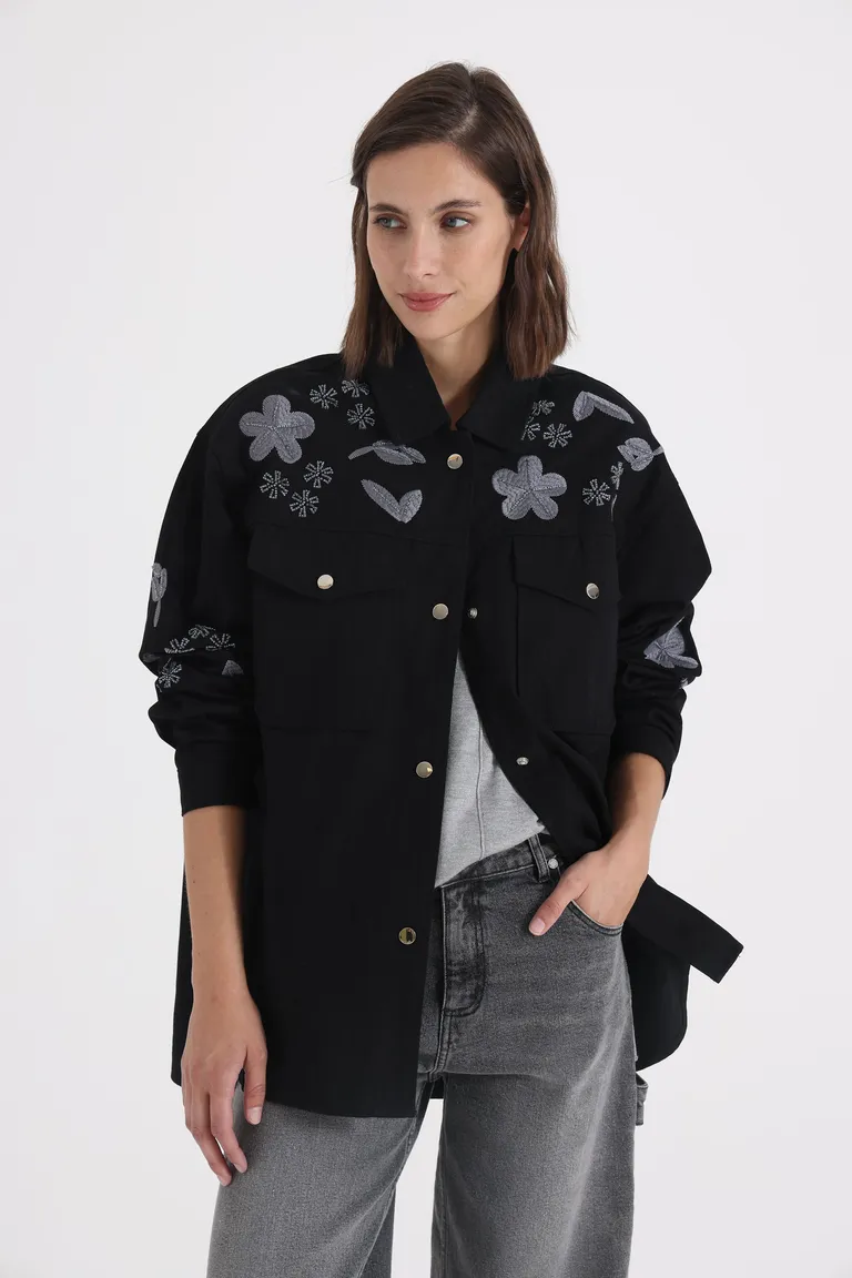 Campera de mujer con detalles bordados en frente y mangas con cierre frontal de botones de Yagmour en Chaquetas para argentina