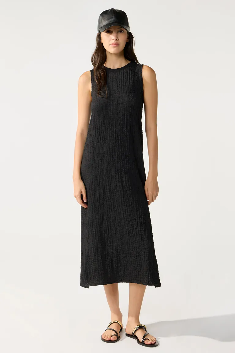 Vestido midi negro de punto con escote redondo y tajo lateral de Cuesta Blanca en Vestidos para argentina