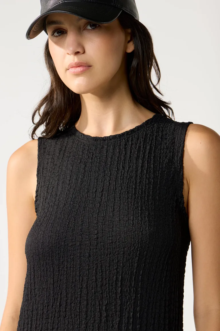 Vestido midi negro de punto con escote redondo y tajo lateral de Cuesta Blanca en Vestidos para argentina