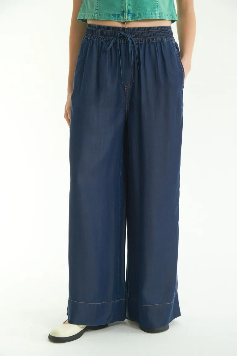 Pantalón de tiro alto de corte ancho con cintura elástica y detalles en costuras a tono de Las Pepas en Pantalones para argentina