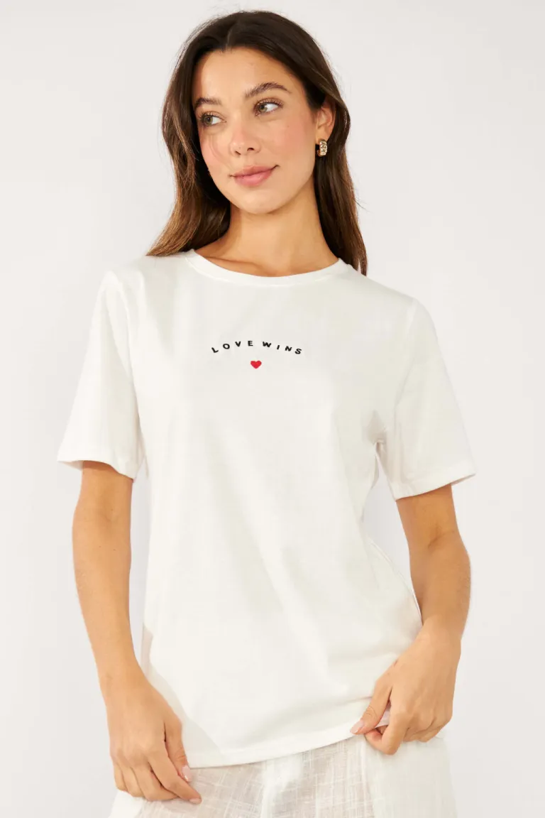 Remera blanca de algodón con estampado 'Love Wins' de Belle en Remeras para argentina