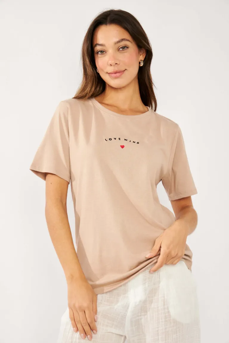 Remera blanca de algodón con estampado 'Love Wins' de Belle en Remeras para argentina