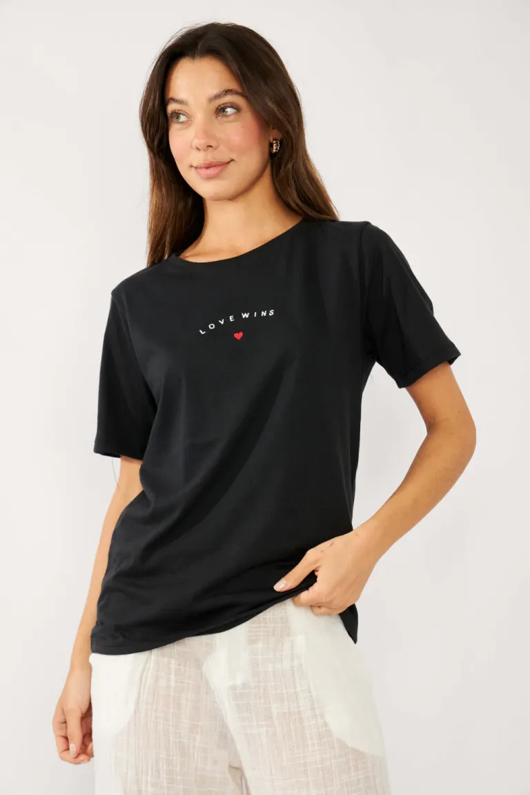 Remera blanca de algodón con estampado 'Love Wins' de Belle en Remeras para argentina