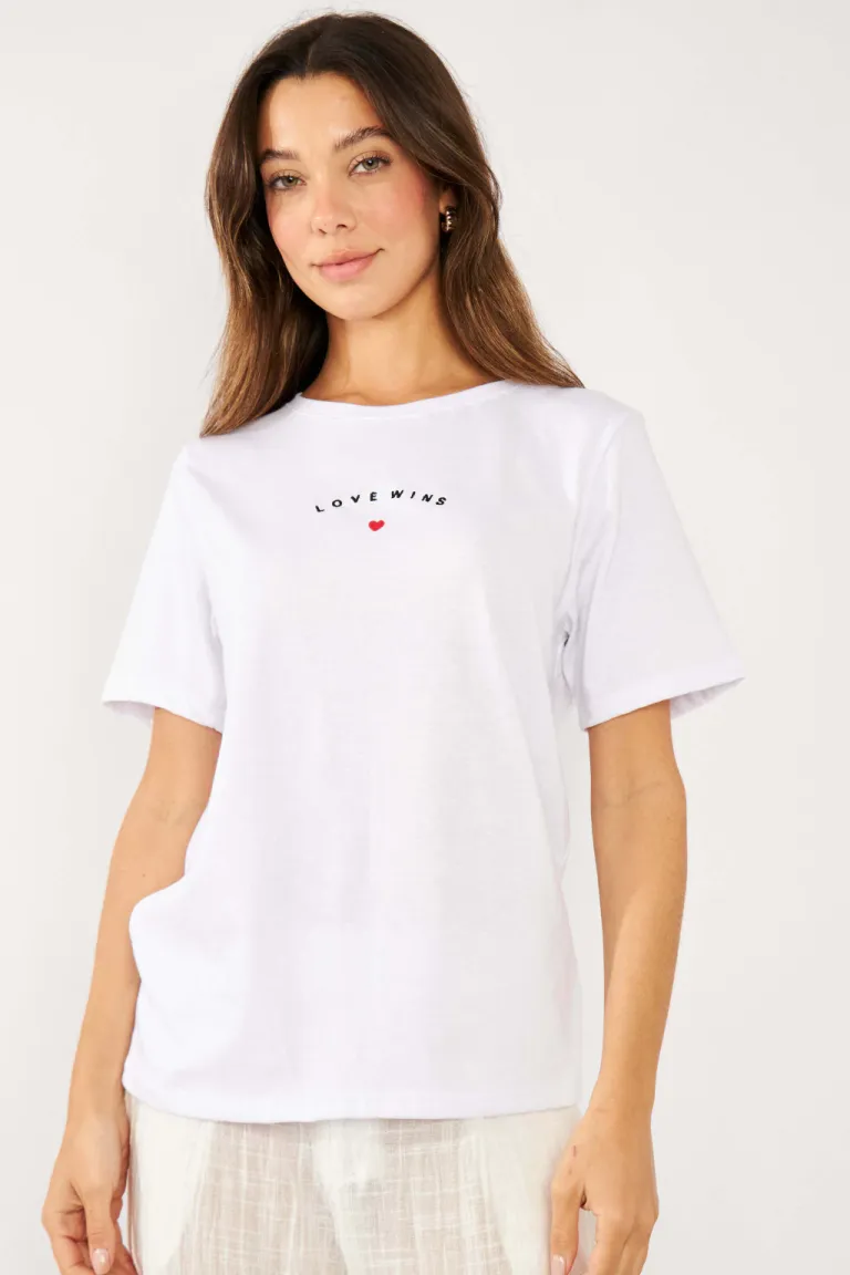 Remera blanca de algodón con estampado 'Love Wins' de Belle en Remeras para argentina