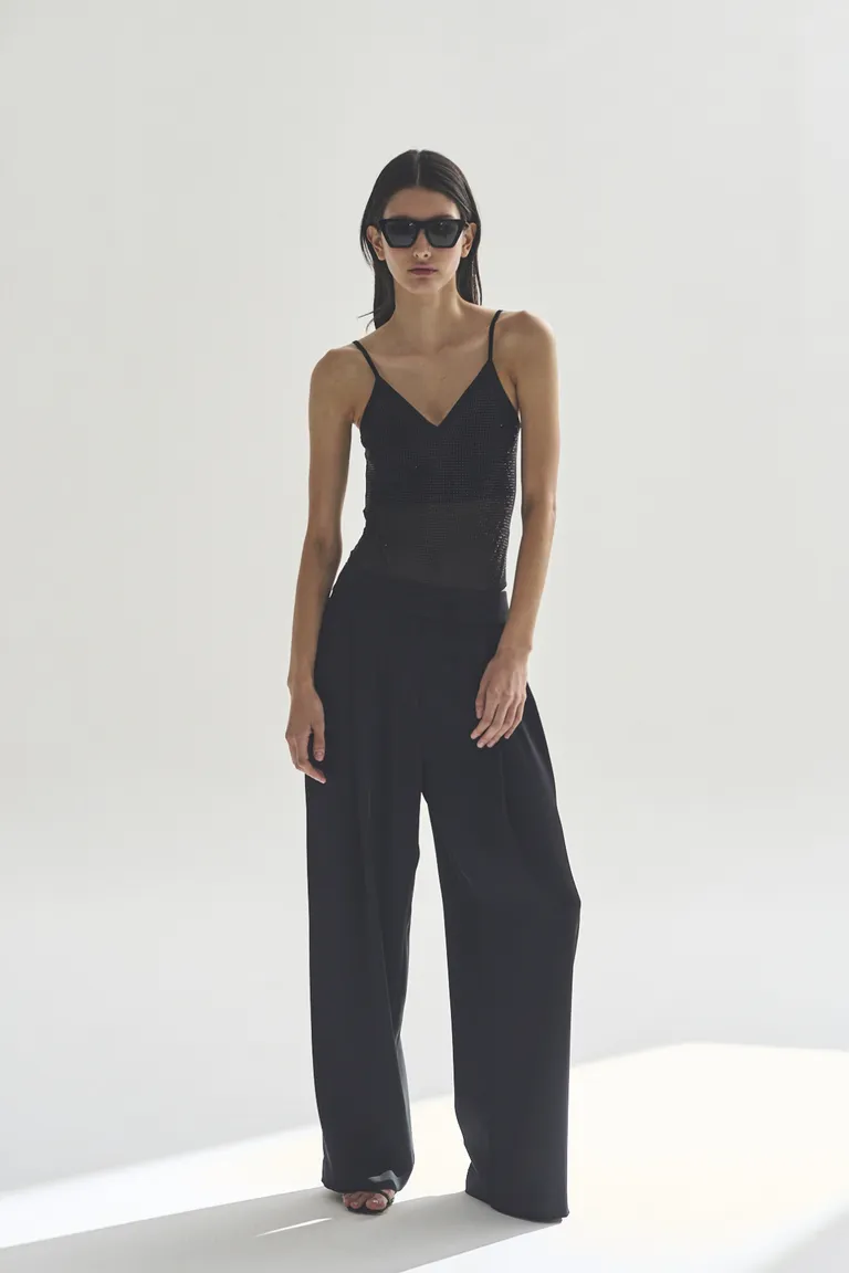 Pantalón negro de corte recto y diseño elegante para mujer de Akiabara en Pantalones para argentina