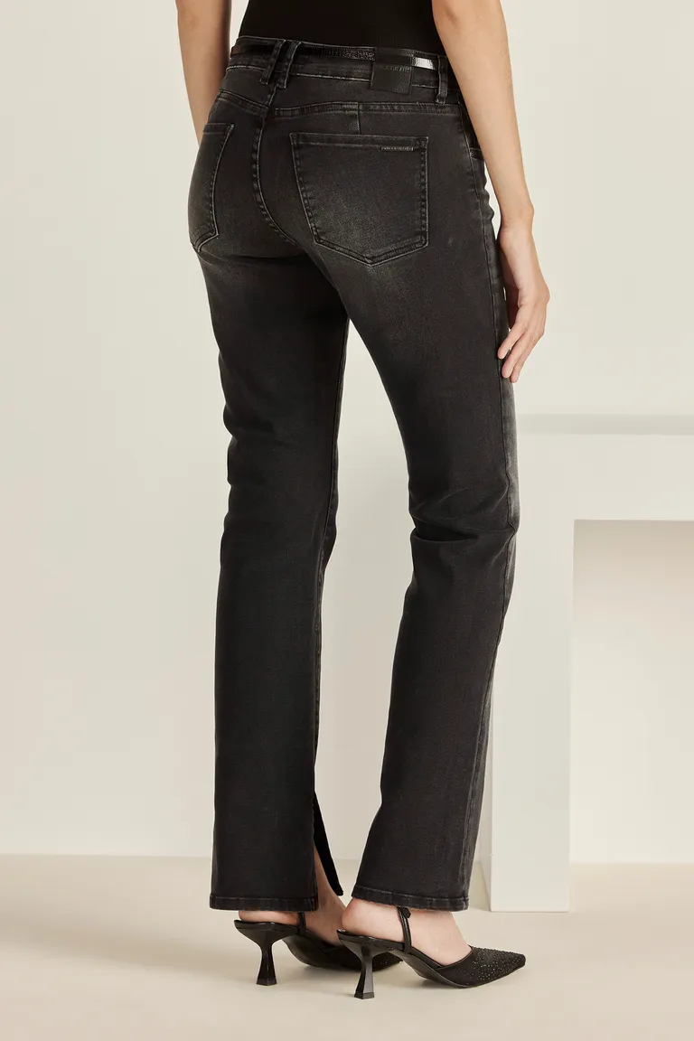 Pantalón negro de denim con corte recto y tiro bajo, diseño cómodo y detalles de metales pulidos de Tucci en Pantalones para argentina