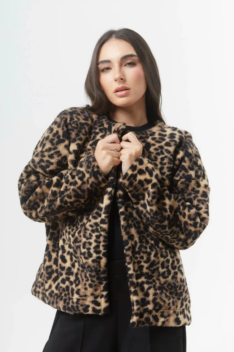 Tapado corto de piel de estampa animal en tonos marrones y beige de Belle en Tapados para argentina