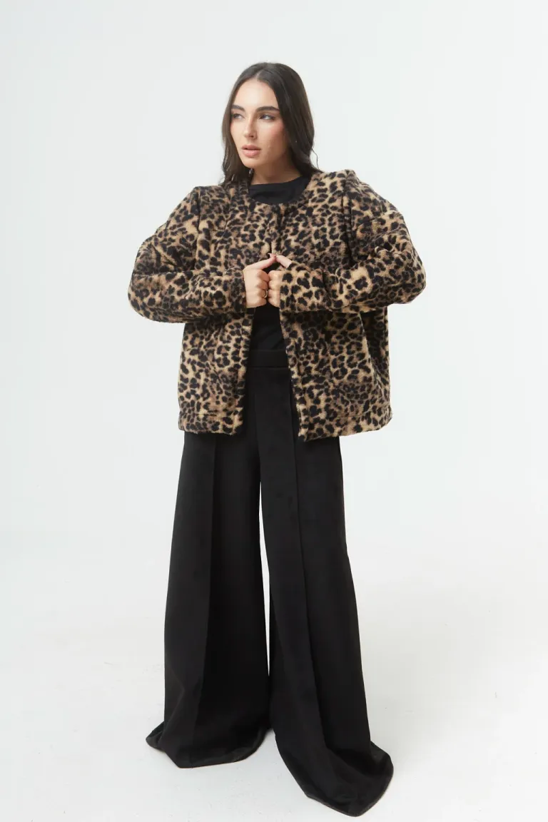 Tapado corto de piel de estampa animal en tonos marrones y beige de Belle en Tapados para argentina