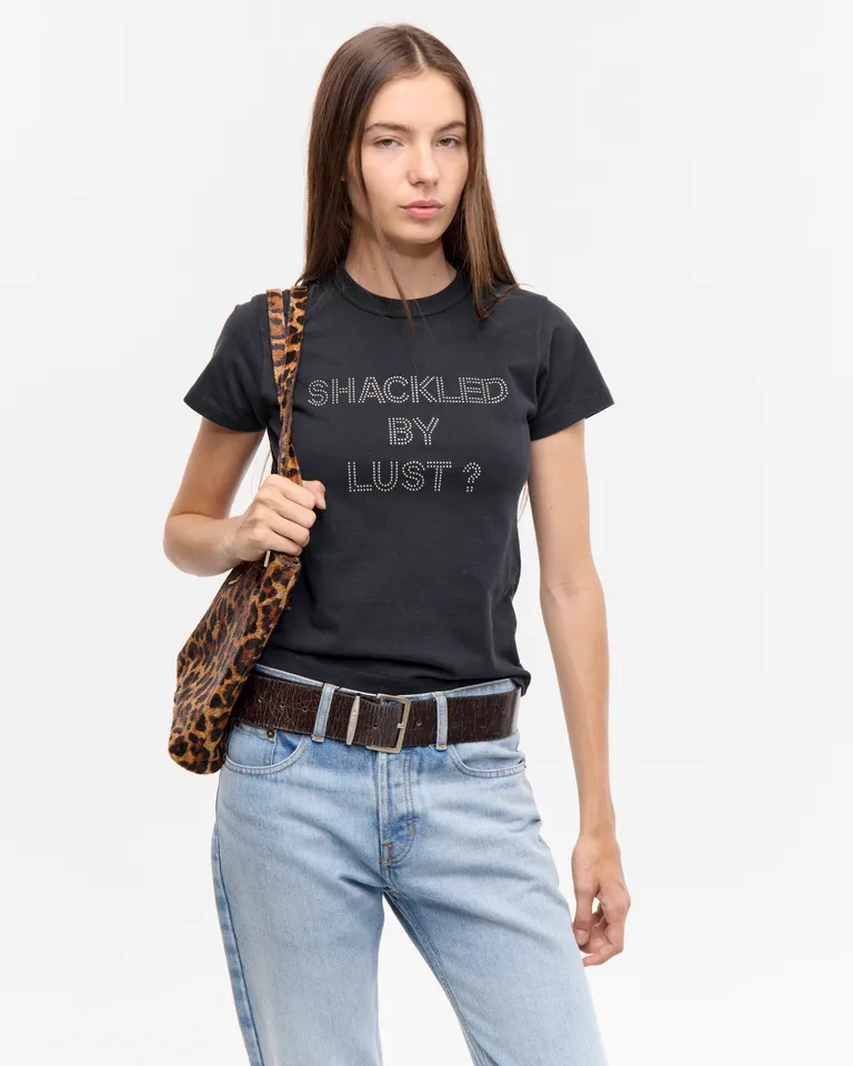 Remera de manga corta con cuello redondo y estampa frontal de texto de Ay Not Dead en Remeras para argentina