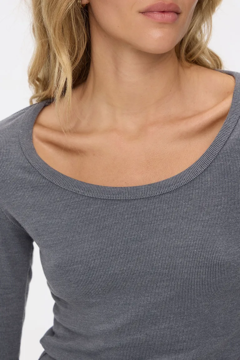 Remera entallada de mangas largas con escote redondo profundo y textura acanalada de Cuesta Blanca en Remeras para argentina