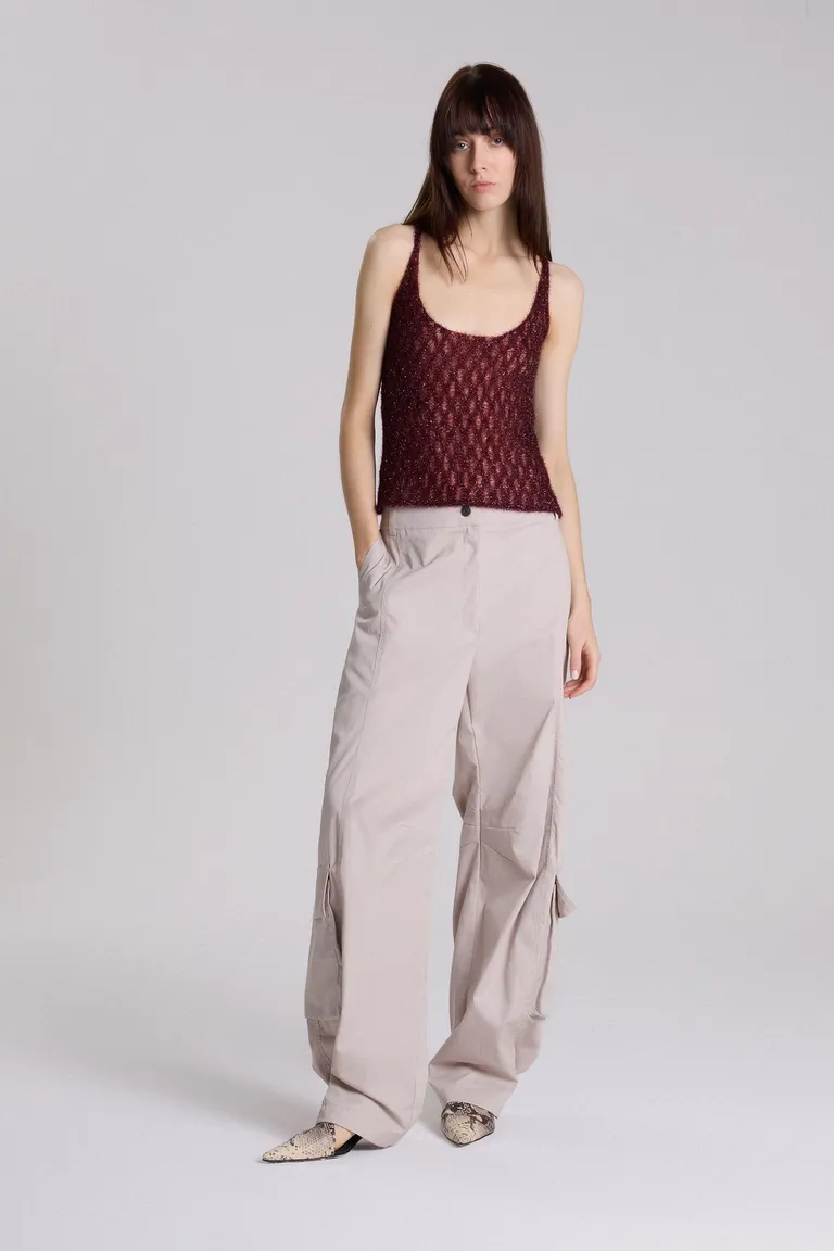 Top con textura de trama y detalles brillantes para un look elegante y versátil de Maria Cher en Tops para argentina