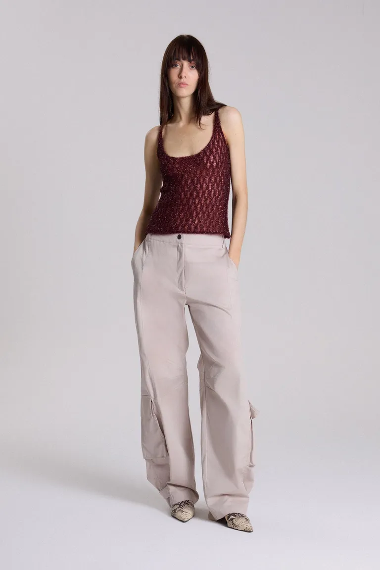 Top con textura de trama y detalles brillantes para un look elegante y versátil de Maria Cher en Tops para argentina