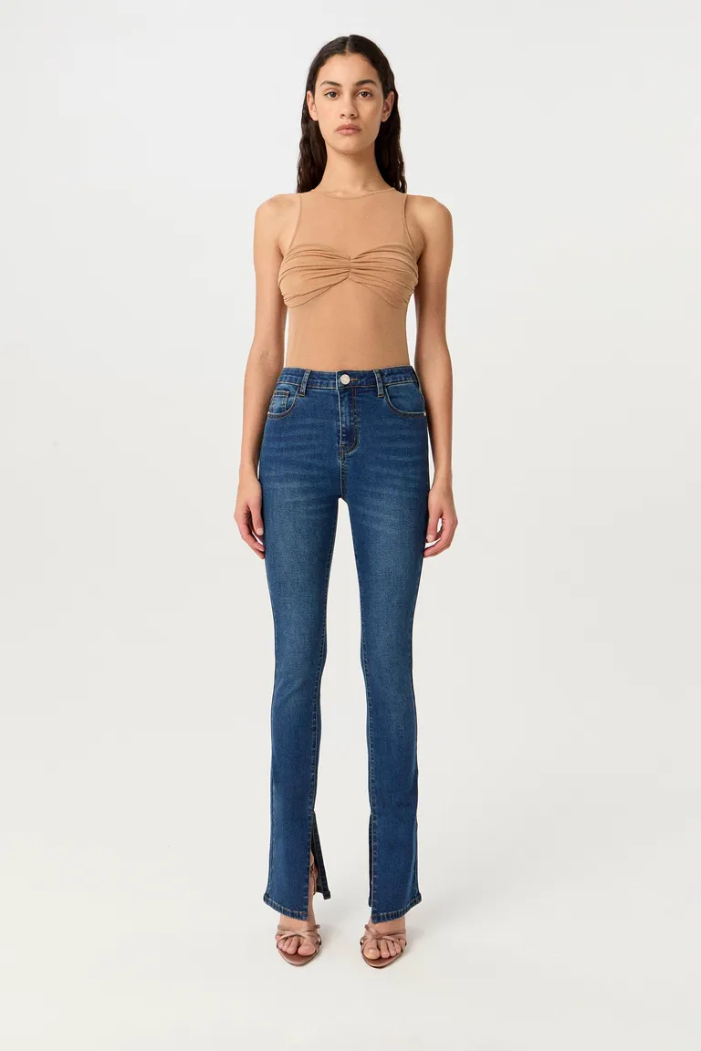 Pantalones de tiro alto con pierna slim flare y calce al cuerpo de Markova en Pantalones para argentina