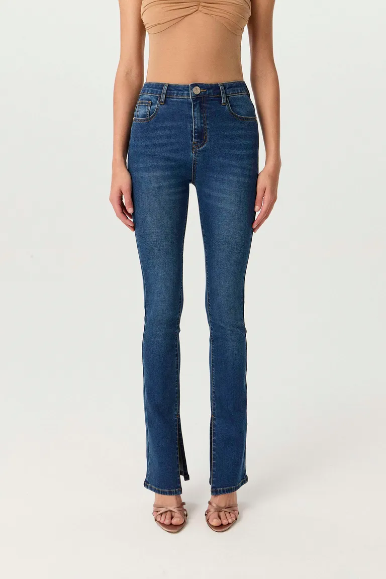 Pantalones de tiro alto con pierna slim flare y calce al cuerpo de Markova en Pantalones para argentina