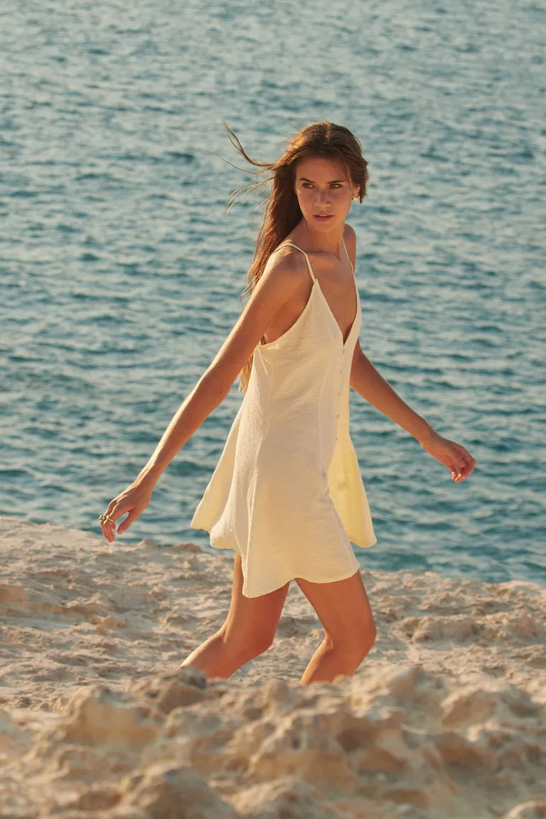 Vestido corto con breteles regulares y detalles sutiles de Cuesta Blanca en Vestidos para argentina