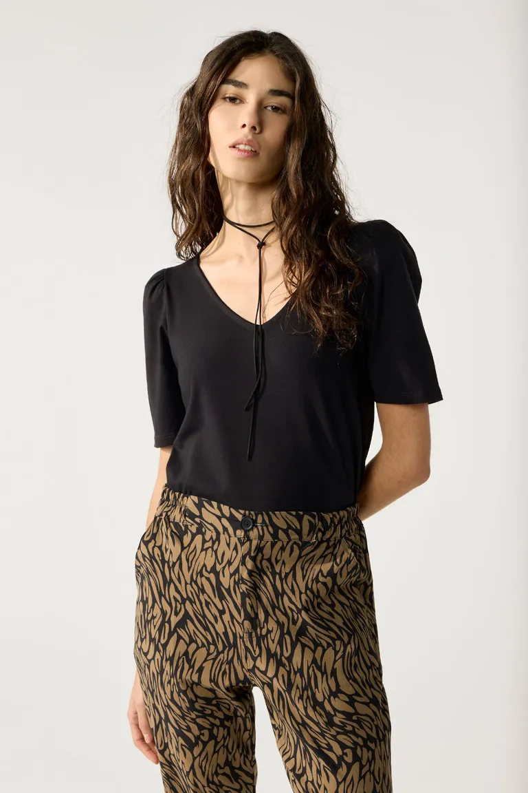 Remera Jade: Top de manga corta en color negro con escote en V para mujer de Cuesta Blanca en Remeras para argentina