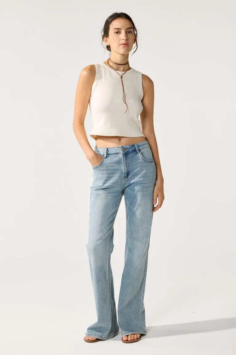 Pantalones de tiro medio y pierna flare con proceso de lavado localizado de Cuesta Blanca en Pantalones para argentina