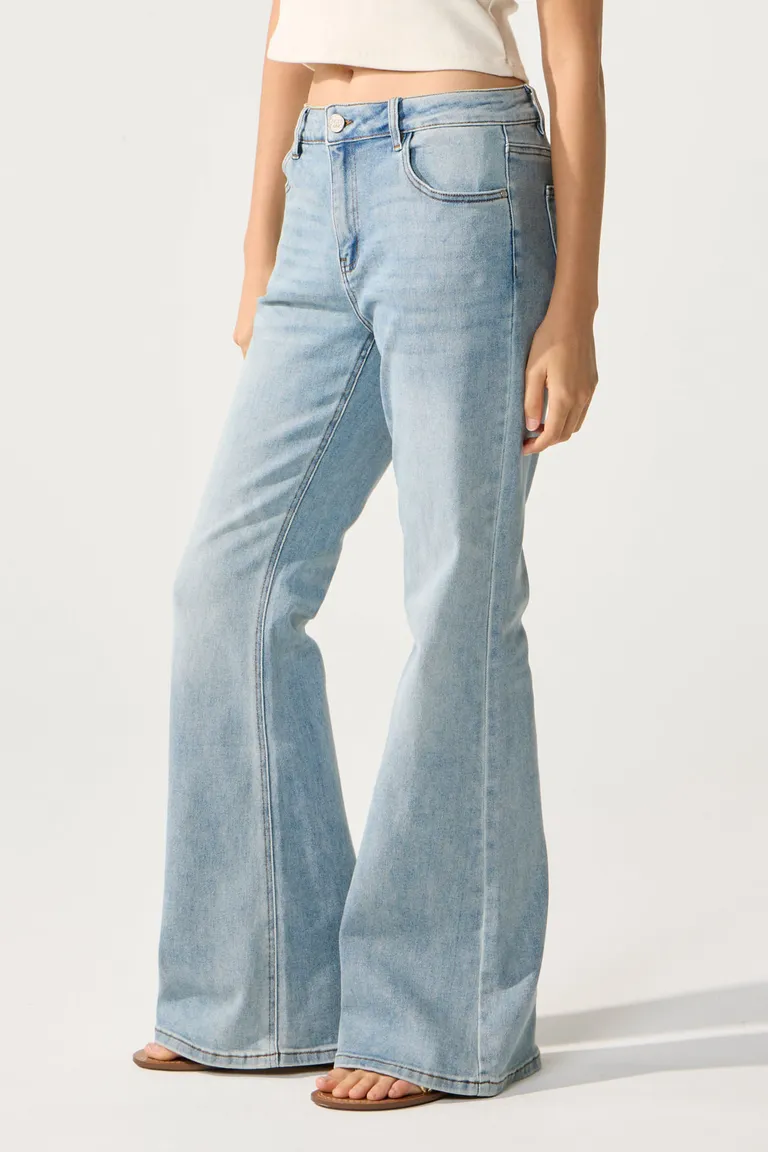 Pantalones de tiro medio y pierna flare con proceso de lavado localizado de Cuesta Blanca en Pantalones para argentina