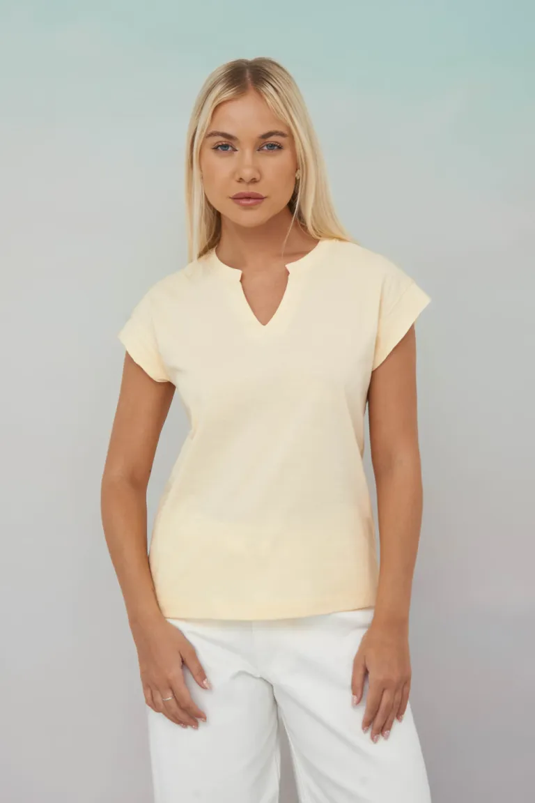 Remera de manga corta en tono blanco, con diseño minimalista y corte femenino de Apricot en Remeras para argentina