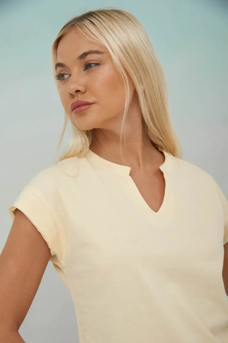 Remera de manga corta en tono blanco, con diseño minimalista y corte femenino de Apricot en Remeras para argentina