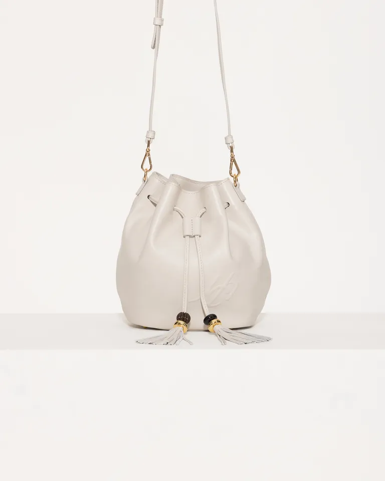Bolso bucket de cuero vacuno blanco con correa regulable y detalles en cuero de Jazmin Chebar en Bolsos y Carteras para argentina