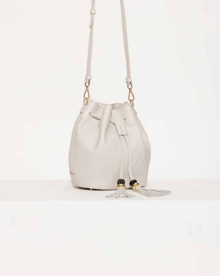 Bolso bucket de cuero vacuno blanco con correa regulable y detalles en cuero de Jazmin Chebar en Bolsos y Carteras para argentina